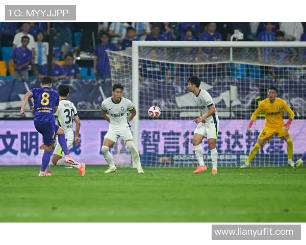 新华社重视：五十多岁的老体育馆因足球重生